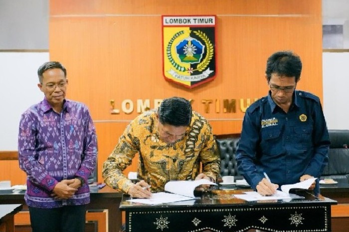 Bupati Lombok Timur Haerul Warisin dan Rektor Unram Prof. Sukardi menandatangani hibah lahan untuk pusat riset rumput laut dan klinik spesialis kepulauan di Ekas, Kamis 30 April 2026 di Ruang Rapat Bupati. (Foto: Lombokini.com/Humas Pemkab Lotim).