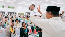 Bupati Lombok Timur H. Haerul Warisin melepas 393 calon haji Kloter 9 Embarkasi Lombok di Aula Bir Ali I, Asrama Haji Lombok, Mataram, Sabtu 2 Mei 2026. (Foto: Lombokini.com).