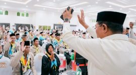 Bupati Lombok Timur H. Haerul Warisin melepas 393 calon haji Kloter 9 Embarkasi Lombok di Aula Bir Ali I, Asrama Haji Lombok, Mataram, Sabtu 2 Mei 2026. (Foto: Lombokini.com).