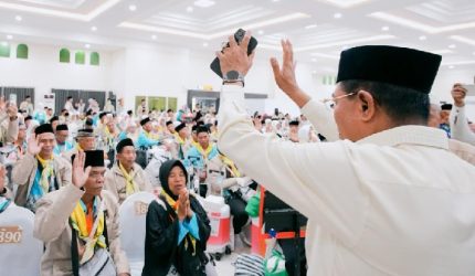 Bupati Lombok Timur H Haerul Warisin melepas 393 calon haji Kloter 9 Embarkasi Lombok di Aula Bir Ali I, Asrama Haji Lombok, Mataram, Sabtu 2 Mei 2026.
