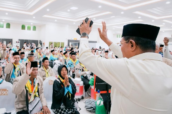Bupati Lombok Timur H. Haerul Warisin melepas 393 calon haji Kloter 9 Embarkasi Lombok di Aula Bir Ali I, Asrama Haji Lombok, Mataram, Sabtu 2 Mei 2026. (Foto: Lombokini.com).