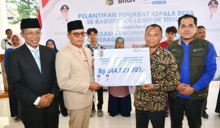 Bupati Lombok Timur, Haerul Warisin, didampingi Sekda dan Kepala Cabang BPJS Ketenagakerjaan, menyerahkan secara simbolis dana jaminan hari tua (JHT) senilai Rp 844 juta kepada perwakilan 87 kepala desa purna tugas Kabupaten Lombok Timur, Rabu 13 Mei 2026.