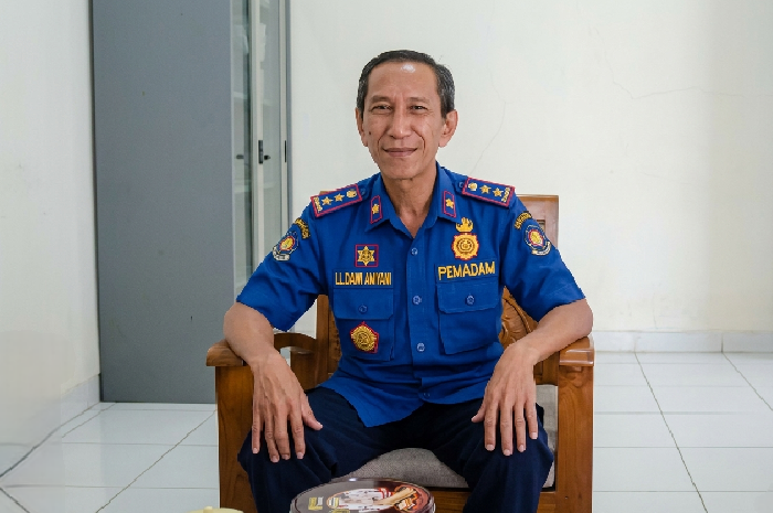 Kadis Damkarmat Lombok Timur, Lalu Dami Ahyani, meminta DPRD menganggarkan armada pemadam kebakaran melalui Pokir. Hanya 6 dari 12 unit yang layak beroperasi. (Foto: Lombokini.com).