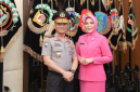 Irjen Pol Kalingga R. R., S.E., S.I.K., M.H. berfoto bersama istrinya, Ny. Bulawan Widihastuti Binol. (Foto: Lombokini.com/Istimewa).
