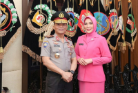 Irjen Pol Kalingga R. R., S.E., S.I.K., M.H. berfoto bersama istrinya, Ny. Bulawan Widihastuti Binol. (Foto: Lombokini.com/Istimewa).