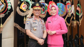 Irjen Pol Kalingga R. R., S.E., S.I.K., M.H. berfoto bersama istrinya, Ny. Bulawan Widihastuti Binol. (Foto: Lombokini.com/Istimewa).
