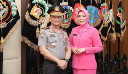 Irjen Pol Kalingga R. R., S.E., S.I.K., M.H. berfoto bersama istrinya, Ny. Bulawan Widihastuti Binol.