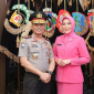 Irjen Pol Kalingga R. R., S.E., S.I.K., M.H. berfoto bersama istrinya, Ny. Bulawan Widihastuti Binol. (Foto: Lombokini.com/Istimewa).
