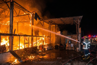 Petugas Damkarmat Lombok Timur memadamkan api. (Foto: Lombokini.com/Damkarmat).