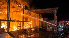 Petugas Damkarmat Lombok Timur memadamkan api. (Foto: Lombokini.com/Damkarmat).