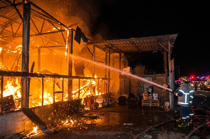 Petugas Damkarmat Lombok Timur memadamkan api. (Foto: Lombokini.com/Damkarmat).
