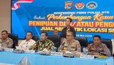Dalam konferensi pers di ruang Rupatama Polda NTB pada Jumat 29 Mei 2026, Wakil Kepala BGN Irjen Pol Sony Sonjaya membeberkan bahwa pelaku memanfaatkan program nasional tersebut untuk mengelabui investor lokal. (Foto: Lombokini.com/Paozan Azima).