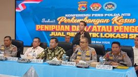 Dalam konferensi pers di ruang Rupatama Polda NTB pada Jumat 29 Mei 2026, Wakil Kepala BGN Irjen Pol Sony Sonjaya membeberkan bahwa pelaku memanfaatkan program nasional tersebut untuk mengelabui investor lokal. (Foto: Lombokini.com/Paozan Azima).