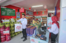 Petugas melayani pembeli di gerai Kios Koperasi Desa/Kelurahan Merah Putih. (Foto: Lombokini.com/Infopublik.id).