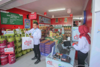 Petugas melayani pembeli di gerai Kios Koperasi Desa/Kelurahan Merah Putih. (Foto: Lombokini.com/Infopublik.id).