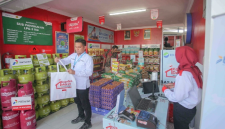 Petugas melayani pembeli di gerai Kios Koperasi Desa/Kelurahan Merah Putih. (Foto: Lombokini.com/Infopublik.id).