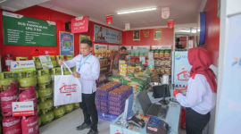 Petugas melayani pembeli di gerai Kios Koperasi Desa/Kelurahan Merah Putih. (Foto: Lombokini.com/Infopublik.id).