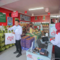 Petugas melayani pembeli di gerai Kios Koperasi Desa/Kelurahan Merah Putih. (Foto: Lombokini.com/Infopublik.id).