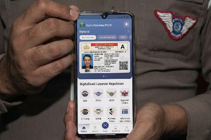 Korlantas Polri Luncurkan SIM Digital, Pengendara Cukup Tunjukkan Lewat Ponsel. (Foto: Lombokini.com/Korlantas.polri.go.id).