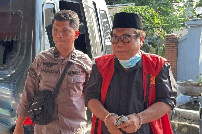 Kejari Lombok Tengah mengeksekusi mantan Bupati Lombok Tengah dua periode, H. Moh. Suhaili Fadhil Thohir, pada Kamis 7 Mei 2026 setelah MA menyatakan putusan kasasi perkara penipuan berkekuatan hukum tetap. (Foto: Lombokini.com).