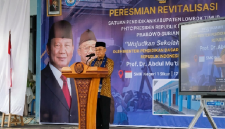 Mendikdasmen Prof. Dr. Abdul Mu'ti, M.Ed., meresmikan Program Revitalisasi Pendidikan di SMKN 1 Sikur, Lombok Timur, Ahad 17 Mei 2026. (Foto: Lombokini.com).
