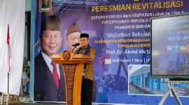 Mendikdasmen Prof. Dr. Abdul Mu'ti, M.Ed., meresmikan Program Revitalisasi Pendidikan di SMKN 1 Sikur, Lombok Timur, Ahad 17 Mei 2026. (Foto: Lombokini.com).
