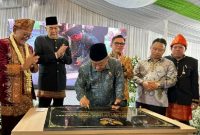 Ketua Pembina Yayasan Amanah Cerdas Bangsa Jenderal Polisi (Purn.) Badrodin Haiti, Gubernur Lembaga Ketahanan Nasional (Lemhanas) RI TB Ace Hasan Syadzily, dan Wali Kota Depok Supian Suri mendampingi Menteri Pendidikan Dasar dan Menengah Abdul Mu'ti saat menandatangani prasasti, Sabtu 23 Mei 2026. (Foto: Lombokini.com/Tamrin)
