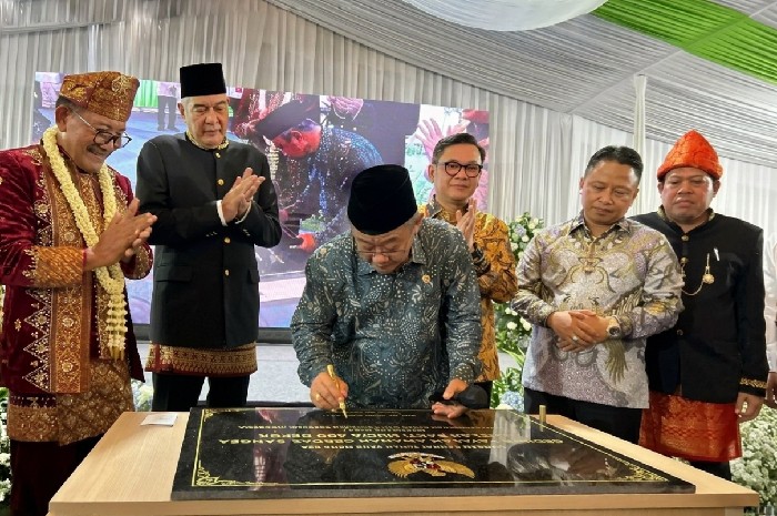 Ketua Pembina Yayasan Amanah Cerdas Bangsa Jenderal Polisi (Purn.) Badrodin Haiti, Gubernur Lembaga Ketahanan Nasional (Lemhanas) RI TB Ace Hasan Syadzily, dan Wali Kota Depok Supian Suri mendampingi Menteri Pendidikan Dasar dan Menengah Abdul Mu'ti saat menandatangani prasasti, Sabtu 23 Mei 2026. (Foto: Lombokini.com/Tamrin)
