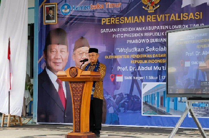 Mendikdasmen Prof. Dr. Abdul Mu'ti, M.Ed., meresmikan Program Revitalisasi Pendidikan di SMKN 1 Sikur, Lombok Timur, Ahad 17 Mei 2026. (Foto: Lombokini.com).
