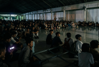 Nobar film dokumenter 'Pesta Babi, Kolonialisme di Zaman Kita karya Dandhy Laksono dan Cypri Dale, Sabtu 16 Mei 2026 malam, di halaman Kampus I Universitas Hamzanwadi. (Foto: Lombokini.com/Eyok).
