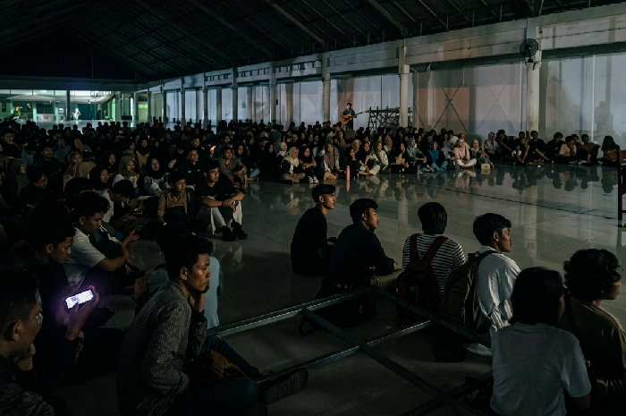 Nobar film dokumenter 'Pesta Babi, Kolonialisme di Zaman Kita karya Dandhy Laksono dan Cypri Dale, Sabtu 16 Mei 2026 malam, di halaman Kampus I Universitas Hamzanwadi. (Foto: Lombokini.com/Eyok).