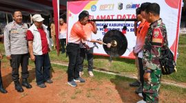 Sekda Lombok Timur Muhammad Juaini Taofik membuka O2SN tingkat kabupaten untuk jenjang SD/MI dan SMP/MTs di GOR Lalu Muslihin Selong, Senin 18 Mei 2026. (Foto: Lombokini.com/PKP Setda Lotim).