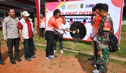 Sekda Lombok Timur Muhammad Juaini Taofik membuka O2SN tingkat kabupaten untuk jenjang SD/MI dan SMP/MTs di GOR Lalu Muslihin Selong, Senin 18 Mei 2026.