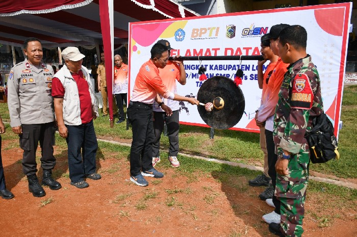 Sekda Lombok Timur Muhammad Juaini Taofik membuka O2SN tingkat kabupaten untuk jenjang SD/MI dan SMP/MTs di GOR Lalu Muslihin Selong, Senin 18 Mei 2026. (Foto: Lombokini.com/PKP Setda Lotim).