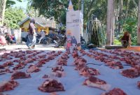 Relawan Masjid Nusantara dan Sharing Happiness mengamanahkan Yayasan Cahaya Untuk Negeri (CUN) serta melibatkan Pemkab Lombok Timur untuk menyalurkan lebih dari 4.000 paket daging kurban kepada warga prasejahtera di pelosok Lombok Timur saat Iduladha 1447 H/2026 M. (Foto: Lombokini.com).
