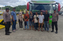 Tim Disnakertrans NTB menjemput enam Pekerja Migran Indonesia (PMI) ilegal asal NTB yang dideportasi Malaysia di Pelabuhan Lembar, Lombok Barat, Ahad 17 Mei 2026. Aparat mengawal kedatangan para PMI tersebut, termasuk satu orang perempuan.(Foto:Lombokini.com/Disnakertrans NTB).