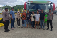 Tim Disnakertrans NTB menjemput enam Pekerja Migran Indonesia (PMI) ilegal asal NTB yang dideportasi Malaysia di Pelabuhan Lembar, Lombok Barat, Ahad 17 Mei 2026. Aparat mengawal kedatangan para PMI tersebut, termasuk satu orang perempuan.(Foto:Lombokini.com/Disnakertrans NTB).