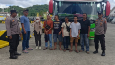 Tim Disnakertrans NTB menjemput enam Pekerja Migran Indonesia (PMI) ilegal asal NTB yang dideportasi Malaysia di Pelabuhan Lembar, Lombok Barat, Ahad 17 Mei 2026. Aparat mengawal kedatangan para PMI tersebut, termasuk satu orang perempuan.(Foto:Lombokini.com/Disnakertrans NTB).