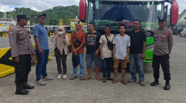 Tim Disnakertrans NTB menjemput enam Pekerja Migran Indonesia (PMI) ilegal asal NTB yang dideportasi Malaysia di Pelabuhan Lembar, Lombok Barat, Ahad 17 Mei 2026. Aparat mengawal kedatangan para PMI tersebut, termasuk satu orang perempuan.(Foto:Lombokini.com/Disnakertrans NTB).