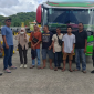 Tim Disnakertrans NTB menjemput enam Pekerja Migran Indonesia (PMI) ilegal asal NTB yang dideportasi Malaysia di Pelabuhan Lembar, Lombok Barat, Ahad 17 Mei 2026. Aparat mengawal kedatangan para PMI tersebut, termasuk satu orang perempuan.(Foto:Lombokini.com/Disnakertrans NTB).