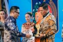 Bupati Haerul Warisin terima langsung penghargaan Creative Financing dari Kemendagri usai Lombok Timur ungguli Halmahera Selatan, Maluku Utara, Selasa 19 Mei 2026 di Senggigi. (Foto: Lombokini.com/PKP Setda Lotim).