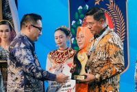 Bupati Haerul Warisin terima langsung penghargaan Creative Financing dari Kemendagri usai Lombok Timur ungguli Halmahera Selatan, Maluku Utara, Selasa 19 Mei 2026 di Senggigi. (Foto: Lombokini.com/PKP Setda Lotim).