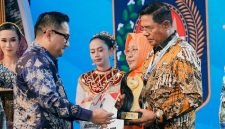 Bupati Haerul Warisin terima langsung penghargaan Creative Financing dari Kemendagri usai Lombok Timur ungguli Halmahera Selatan, Maluku Utara, Selasa 19 Mei 2026 di Senggigi. (Foto: Lombokini.com/PKP Setda Lotim).