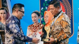 Bupati Haerul Warisin terima langsung penghargaan Creative Financing dari Kemendagri usai Lombok Timur ungguli Halmahera Selatan, Maluku Utara, Selasa 19 Mei 2026 di Senggigi. (Foto: Lombokini.com/PKP Setda Lotim).
