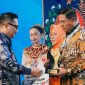 Bupati Haerul Warisin terima langsung penghargaan Creative Financing dari Kemendagri usai Lombok Timur ungguli Halmahera Selatan, Maluku Utara, Selasa 19 Mei 2026 di Senggigi. (Foto: Lombokini.com/PKP Setda Lotim).