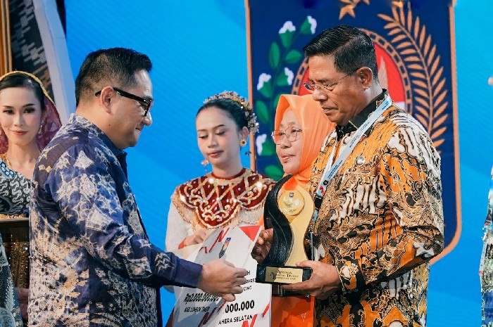 Bupati Haerul Warisin terima langsung penghargaan Creative Financing dari Kemendagri usai Lombok Timur ungguli Halmahera Selatan, Maluku Utara, Selasa 19 Mei 2026 di Senggigi. (Foto: Lombokini.com/PKP Setda Lotim).