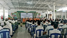 Panitia memformat tasyakuran penamatan santri ala wisuda. Sebanyak 990 lulusan menerima medali di halaman Majlis Dakwah Hamzanwadi II Anjani, Ahad 3 Mei 2026. (Foto: Lombokini.com).