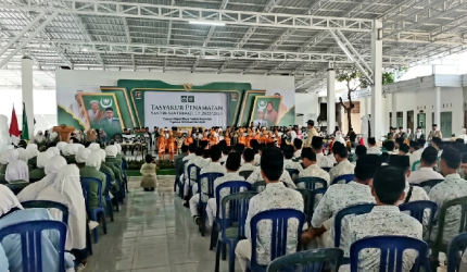 Panitia memformat tasyakuran penamatan santri ala wisuda. Sebanyak 990 lulusan menerima medali di halaman Majlis Dakwah Hamzanwadi II Anjani, Ahad 3 Mei 2026.