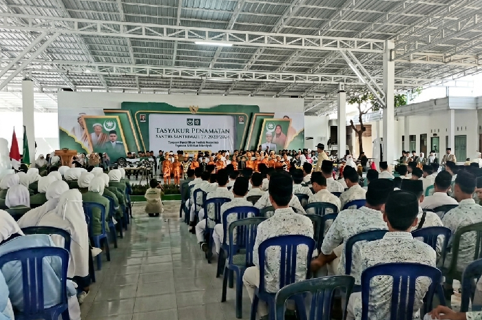 Panitia memformat tasyakuran penamatan santri ala wisuda. Sebanyak 990 lulusan menerima medali di halaman Majlis Dakwah Hamzanwadi II Anjani, Ahad 3 Mei 2026. (Foto: Lombokini.com).