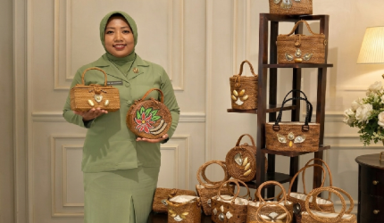 Tiga produk UMKM binaan Persit, yakni Tenun Pringgasela, Tas Ketak dan Mutiara Lombok lolos kurasi.